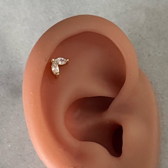 Modest Lu Jewelry - Gold Leaf Tear Drop Cartilage Earring 

Brand New